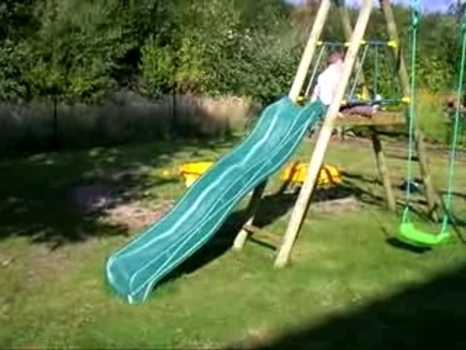 Ewan fait du toboggan à l'envers