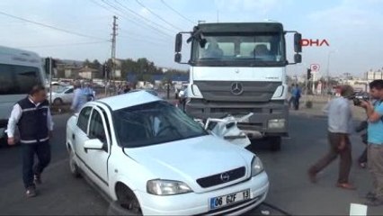 Adıyaman'da Beton Mikseri Otomobile Çarptı: 3 Yaralı