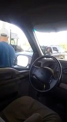 Road rage trempé! Il balance un seau d'eau dans leur bagnole!