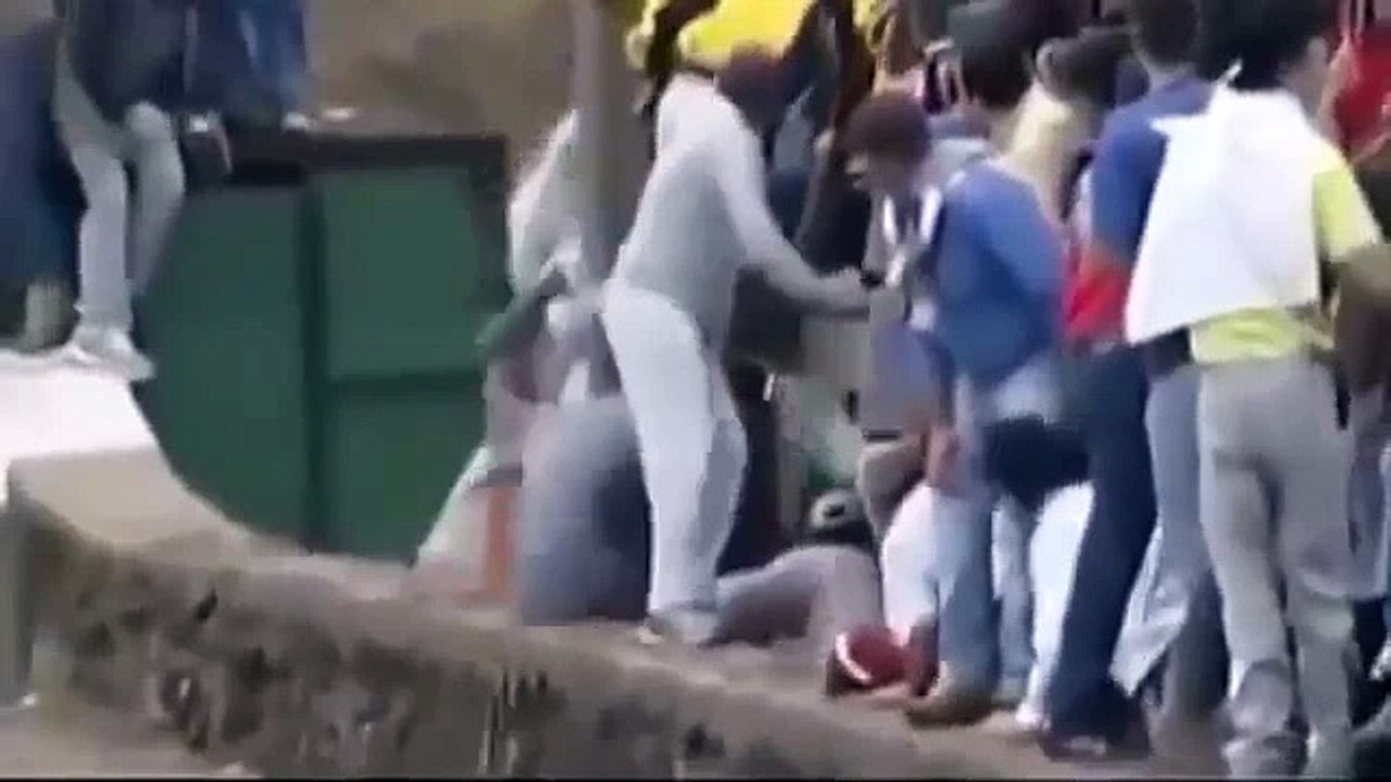 فيديو مضحك   \  الثور مجنون  \  مهرجان مصارعة الثيران