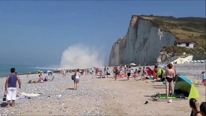 Une falaise s'effondre sur une plage en Normandie - 25 aout 2016