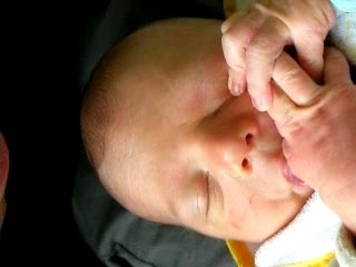 Nathan tête son pouce