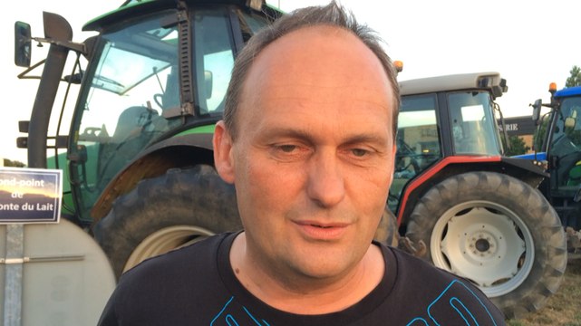Blocus des agriculteurs sur le rond-point de l'usine Lactalis