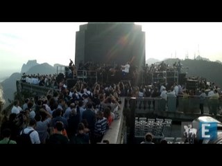 Orquestra toca tema do Rock in Rio aos pés do Cristo, no Rio