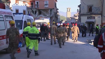Terramoto em Itália: Bombeiros, militares e até refugiados procuram sobreviventes