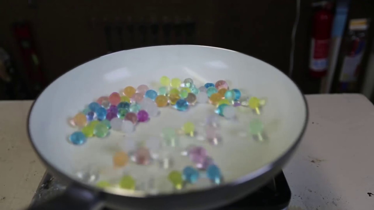 Jeter des billes d'eau sur une poele brulante !