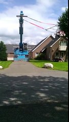 Il s'amuse à faire de la balançoire avec sa moto