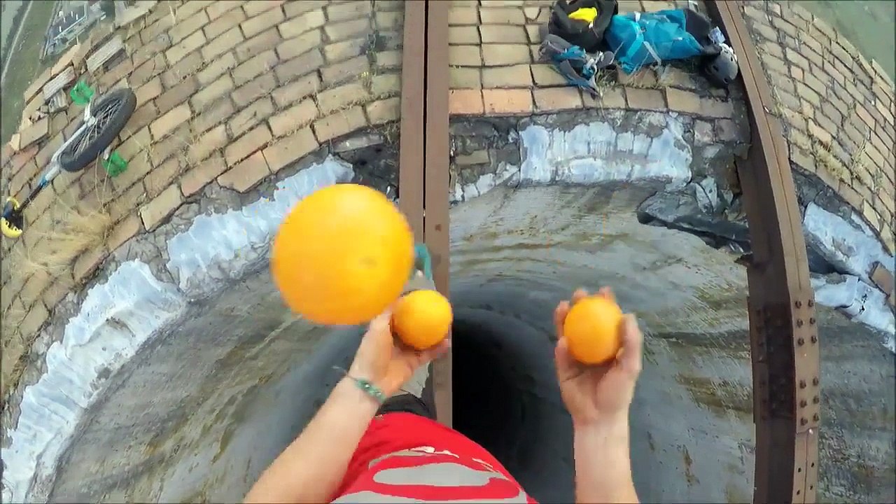 Deux amis font du monocycle sur une cheminée à 250 mètres du sol !