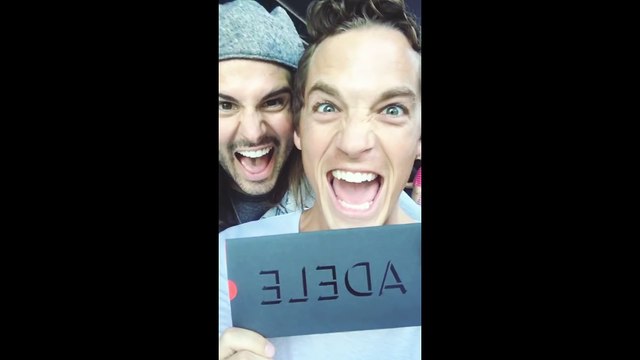 Ces fans demandent à Adele de chanter à leur mariage en plein concert