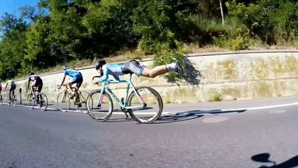 Allongé sur son vélo pour descendre en course en mode superman ! Mieux que Froome !