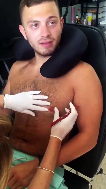 Un piercing au téton qui fait mal!!!!