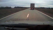 2 débiles russes essaient de doubler un camion