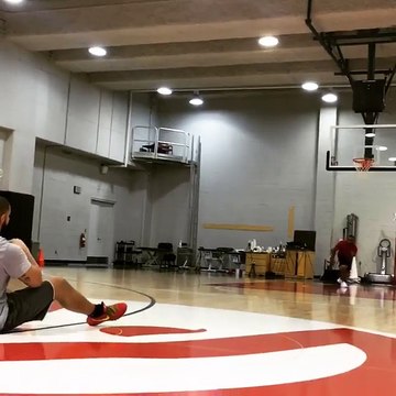 Drake met un panier du milieu du terrain... en étant assis