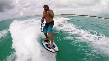 Faire du wakeboard avec un dauphin à ses cotés