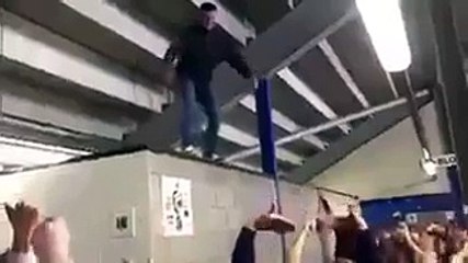 Un fan de Wolverhampton veut sauter sur des supporters du haut des toilettes