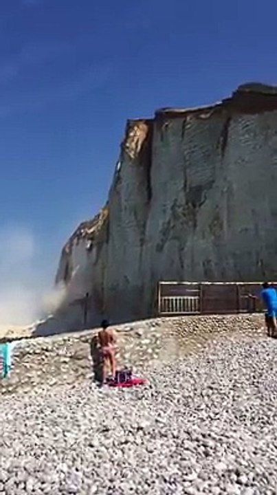Normandie : l'éboulement impressionnant d'une falaise