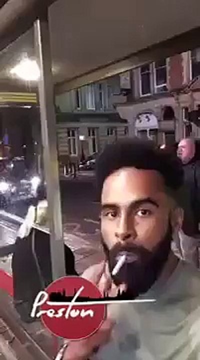 Un homme filme l’embrouille d’un couple alcoolisé et se prend un coup de béquille