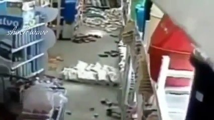 Vidéo-surveillance de magasin pendant le tremblement de terre en Italie.