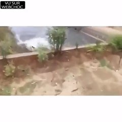 Un homme rate son accélération et finit dans une rivière !