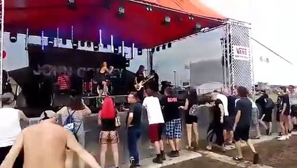 Il saute dans le public alors qu'il n'y a pas de public... Fail