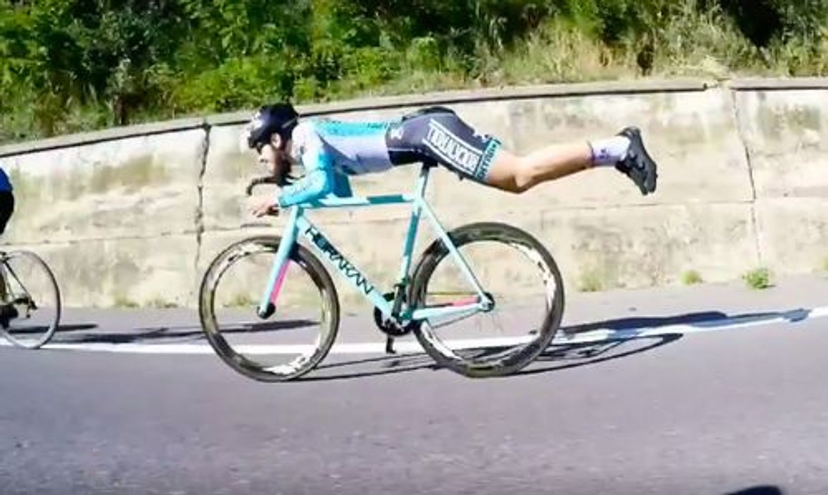 Un cycliste se met dans la position de Superman !