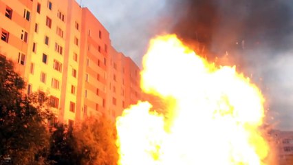 Une voiture en feu explose soudainement sur un parking !