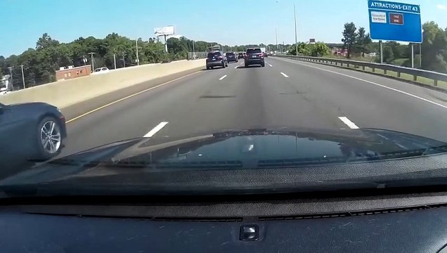 Un conducteur distrait se crashe dans une voiture sur l’autoroute en jouant à PokémonGo