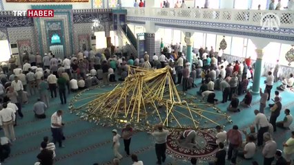 Cami cemaatinin üzerine avize düştü: 11 yaralı