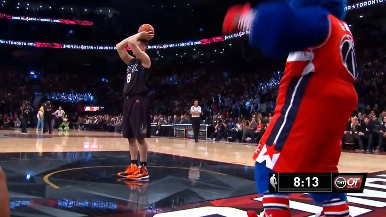 Un amateur fait un dunk majestueux!
