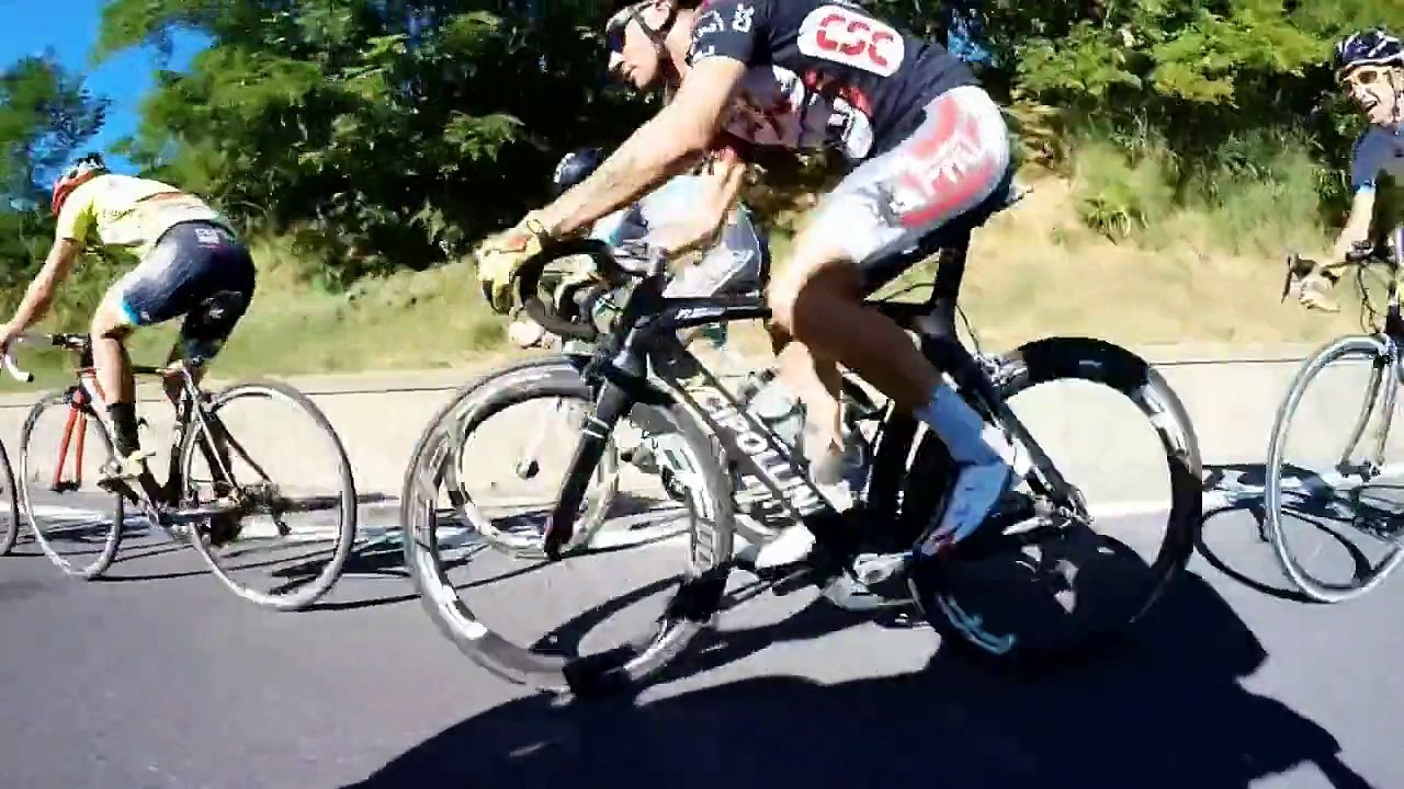 Un cycliste se met en position "superman" pour dépasser ses adversaires