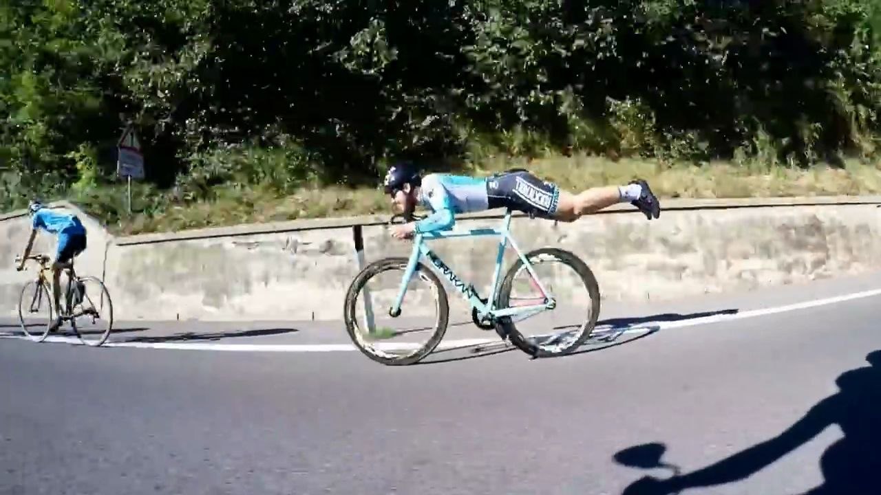 Pour prendre de la vitesse un cycliste passe en mode Superman!