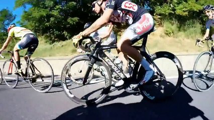 Un cycliste se prend pour Superman et dépasse ses compagnons de route
