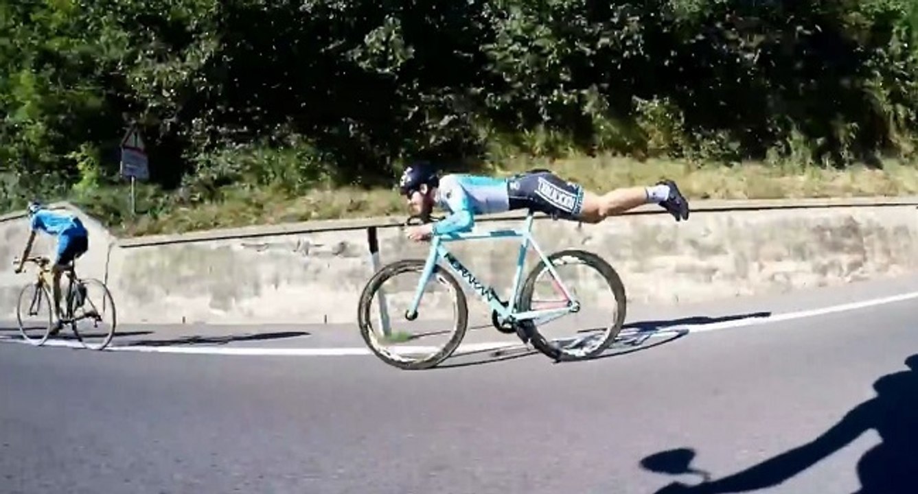 Le cycliste Michael Guerra prend la position de Superman pendant une descente