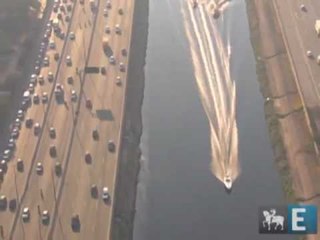 Barco ganha de carro em corrida em SP