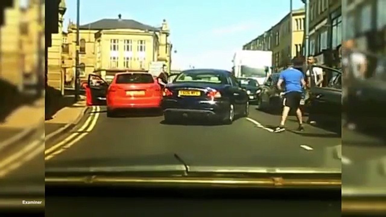 Une femme protège son mari pendant un road rage avec une batte de baseball