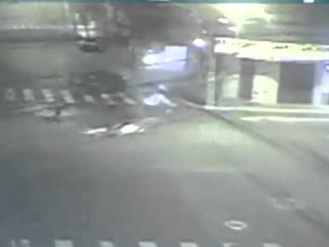 Câmeras registram acidente em cruzamento de Vila Velha, Espirito Santo