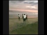 Macky Sall joue au football à la plage de popenguine