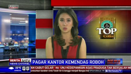 Pagar Kemendag Roboh Ditabrak Mobil