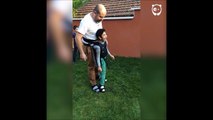 Ce gamin handicapé marche grace à son papa! Trop mignon