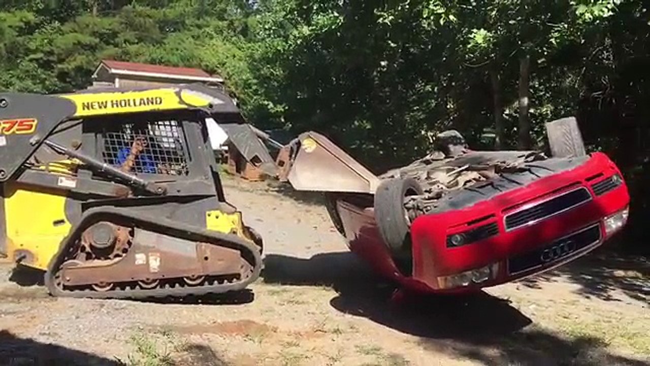 Ce papa détruit la voiture de son fils pour rien... Dingue