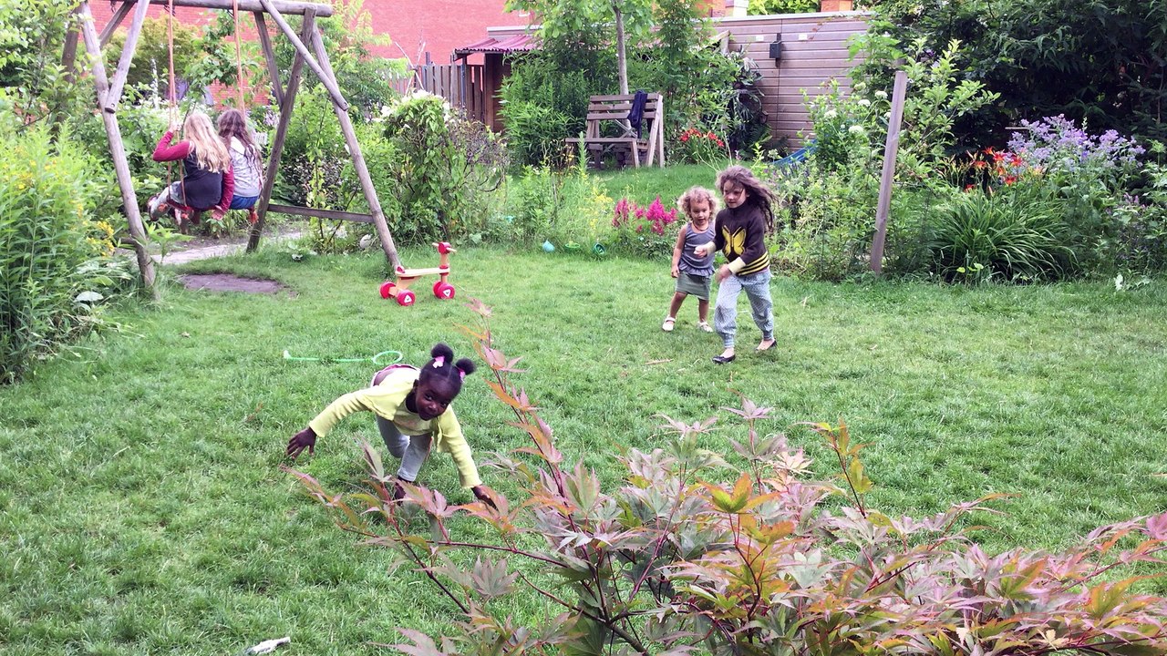 De kinderen spelen in de tuin van CW De Stam