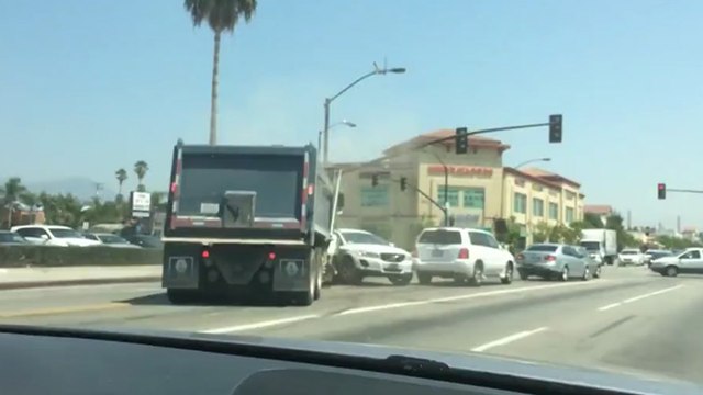 Un camion benne fonce dans plusieurs voitures