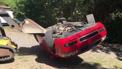 Un père détruit la voiture de son fils