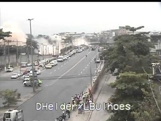 Galpões de antiga fábrica são implodidos no RJ