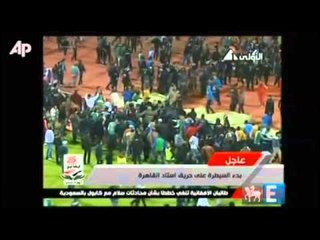 Torcida invade campo de futebol no Egito e pelo menos 73 morrem
