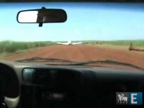 Polícia Federal joga carro contra avião de contrabandistas