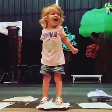 Cette petite fille a une manière très originale de chanter son alphabet
