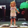 Cette petite fille a une manière très originale de chanter son alphabet