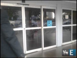 Agente da CET ignora carro em vaga para deficientes enquanto fala ao celular