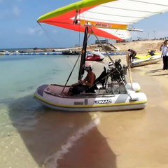 Un homme teste un bateau pneumatique volant
